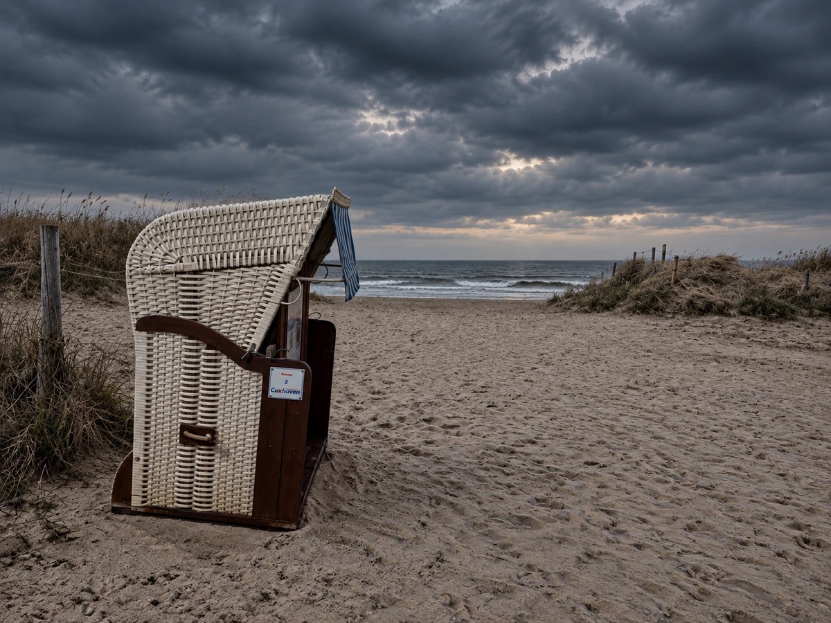 Strandkorb am Strand von Cuxhaven unter Gewitterwolken